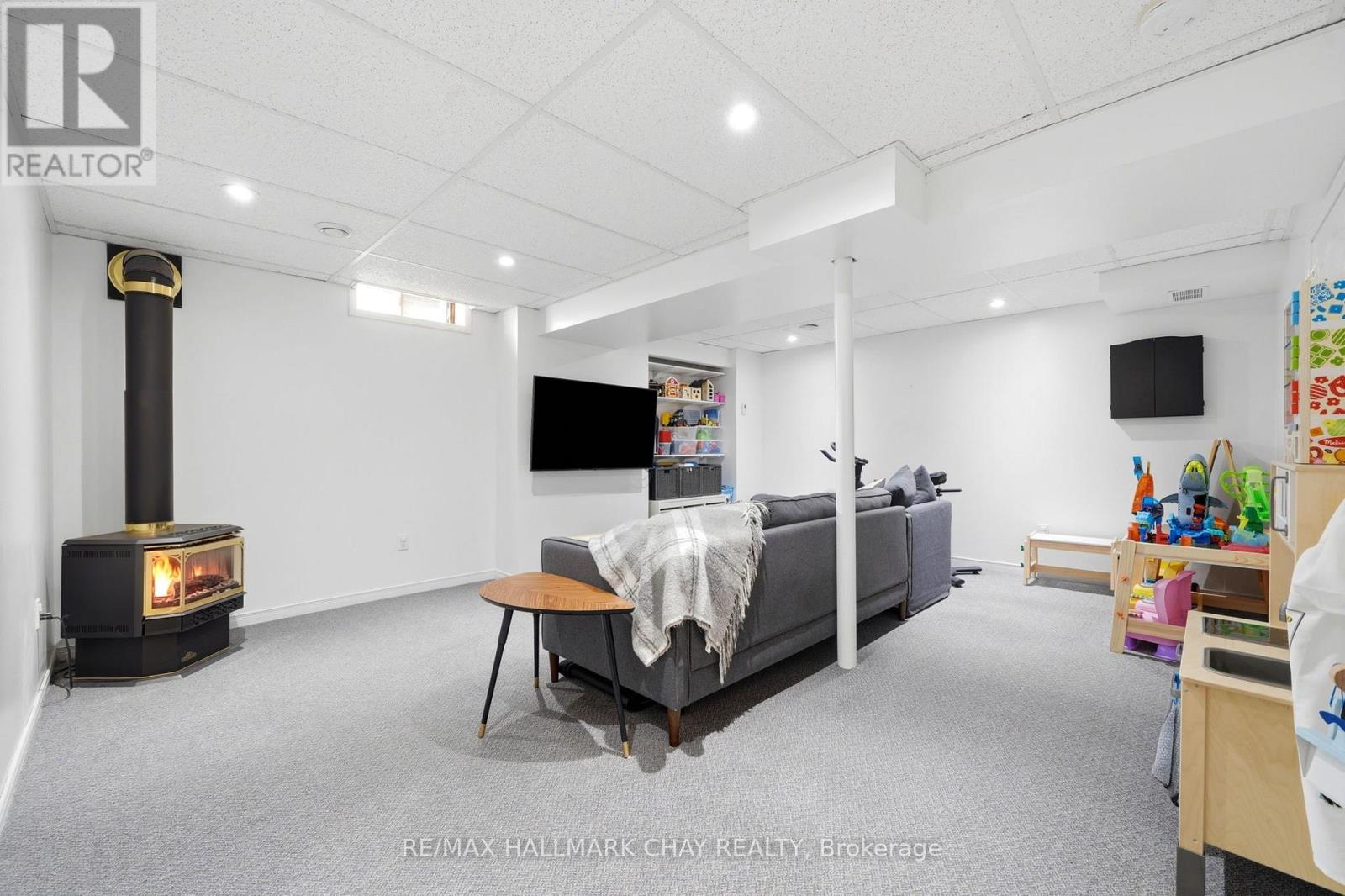 4 DANIELE AVENUE S - 27