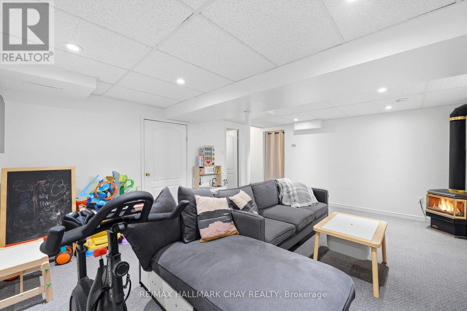 4 DANIELE AVENUE S - 28