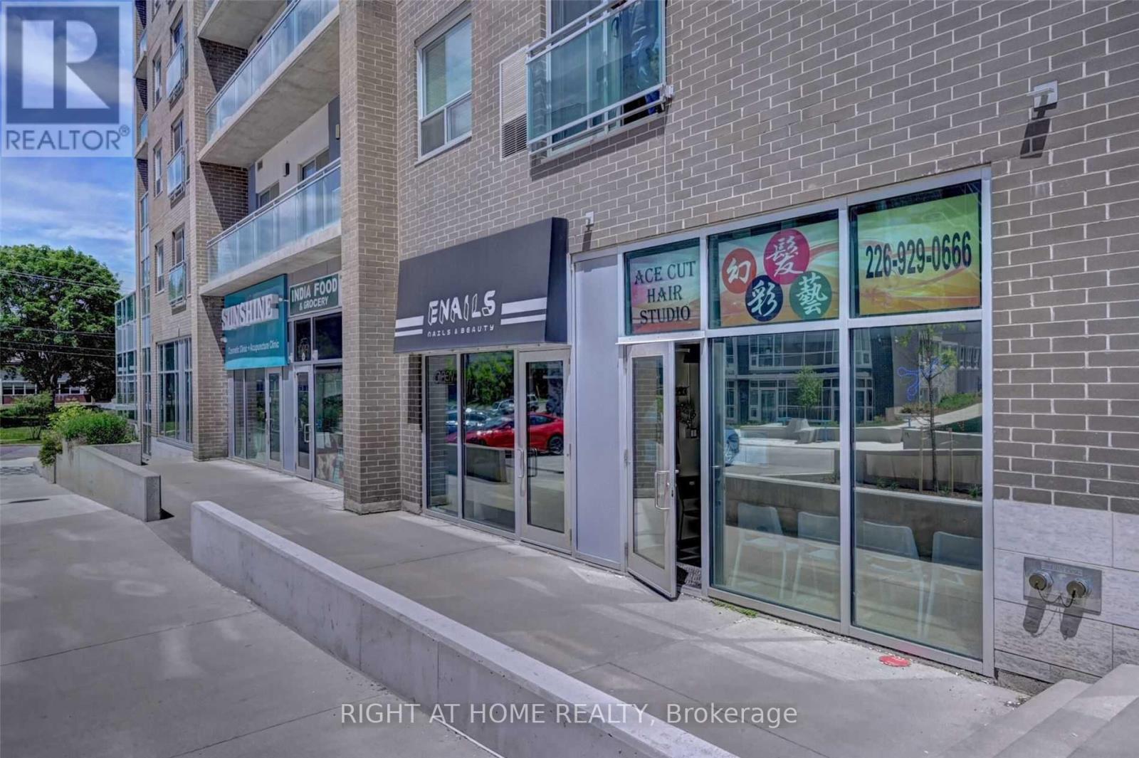 #206 275A LARCH STREET - 29