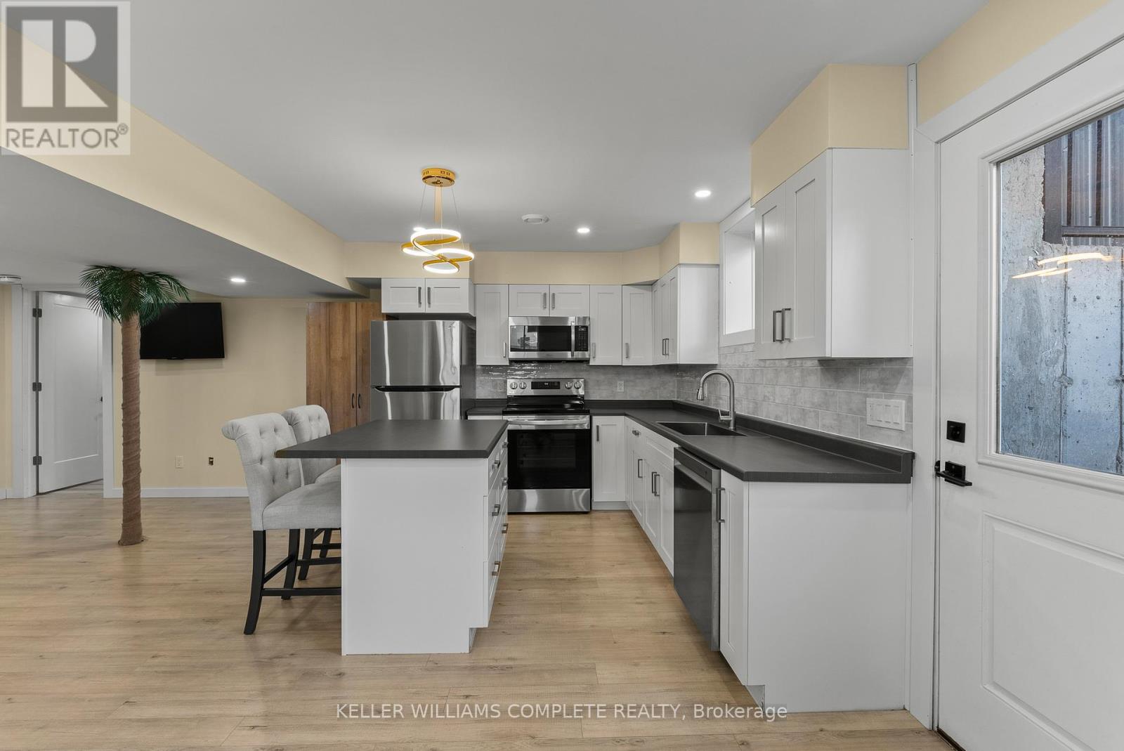 641 BURLEIGH ROAD N - 33