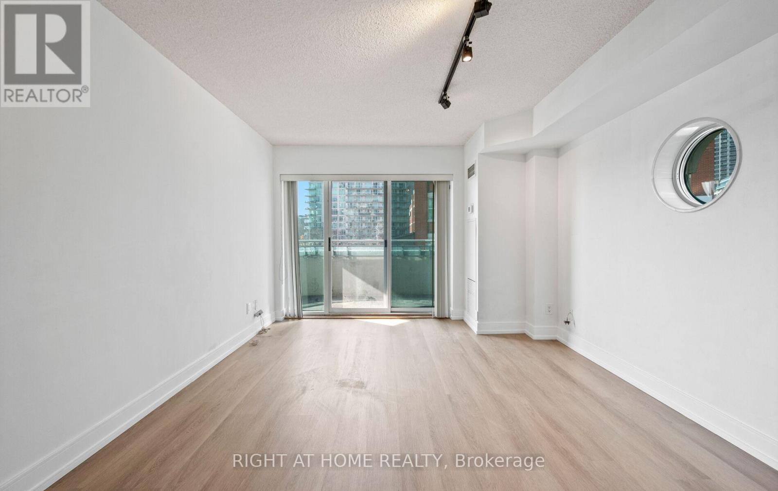 #219 600 QUEENS QUAY - 10