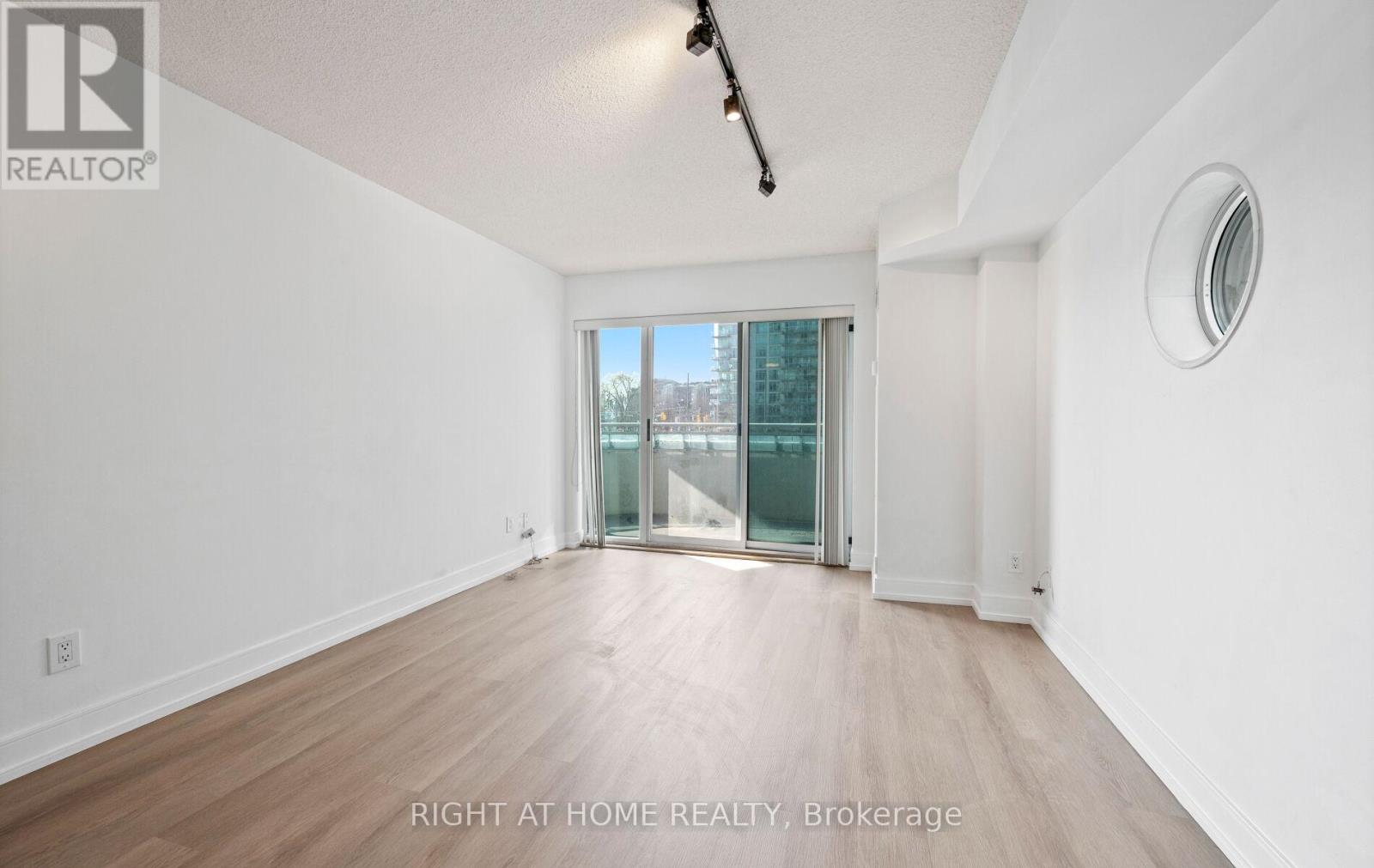 #219 600 QUEENS QUAY - 11