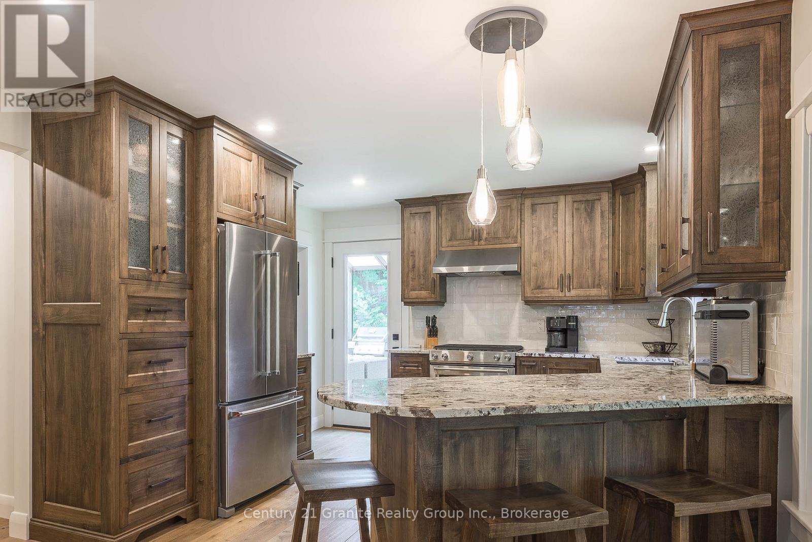 1283 WONDERLAND ROAD - 12