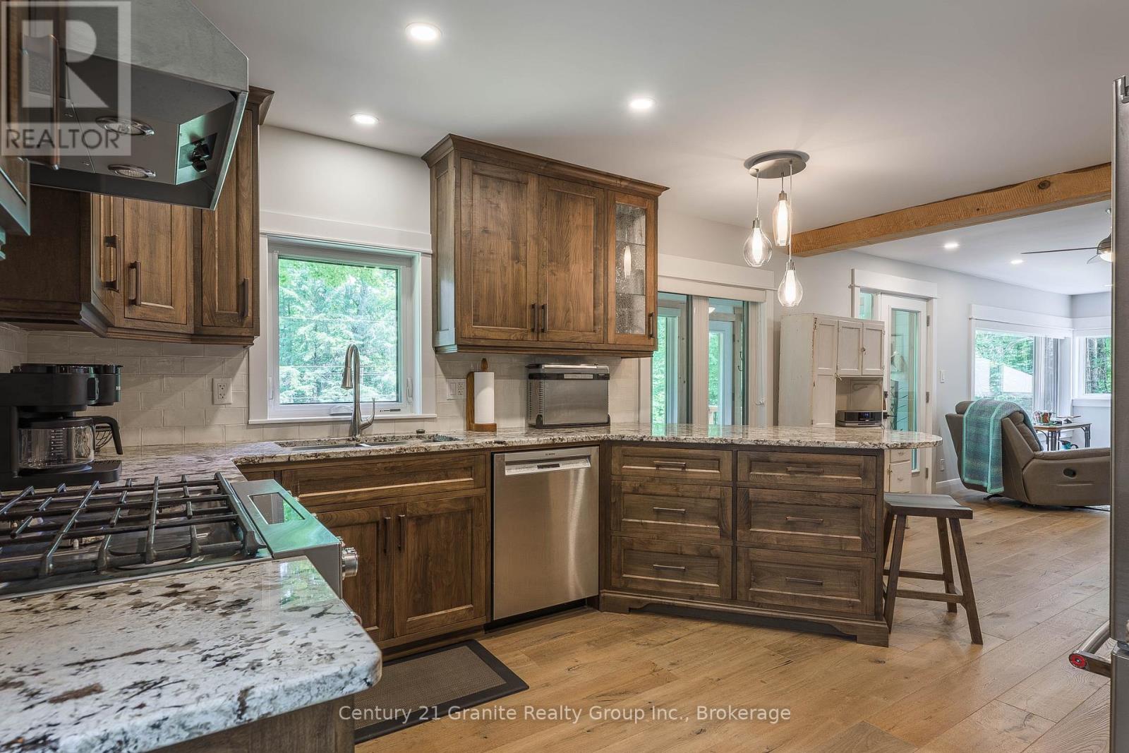 1283 WONDERLAND ROAD - 17
