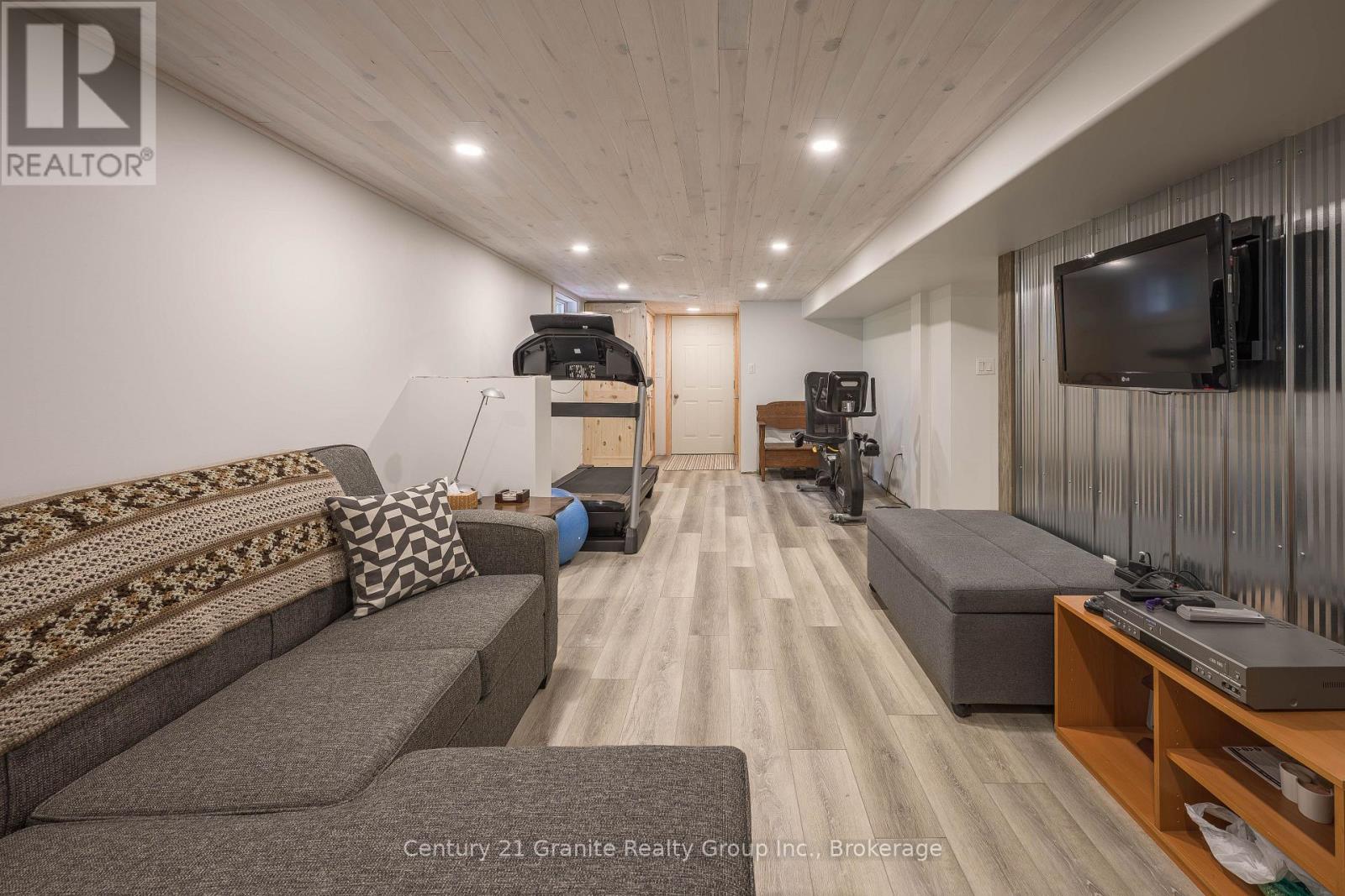 1283 WONDERLAND ROAD - 33