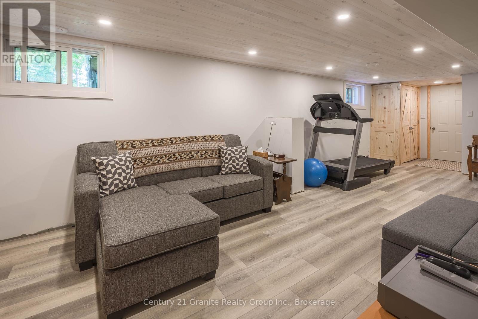 1283 WONDERLAND ROAD - 34
