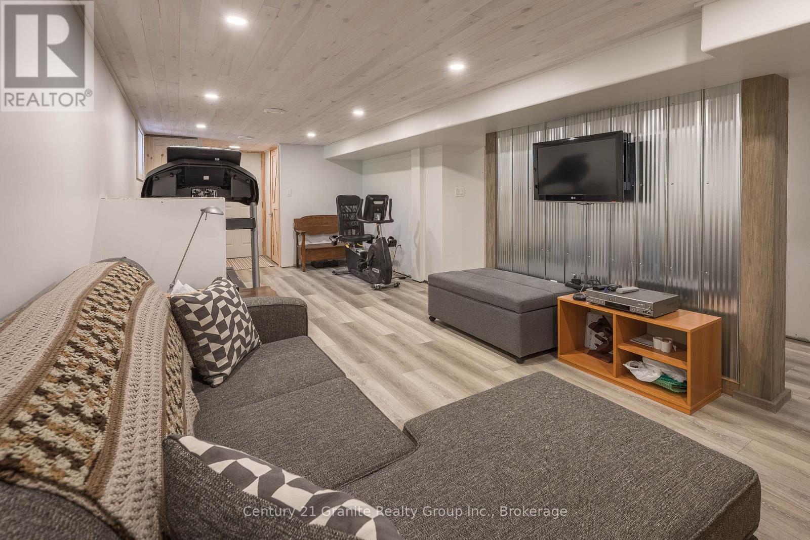 1283 WONDERLAND ROAD - 35