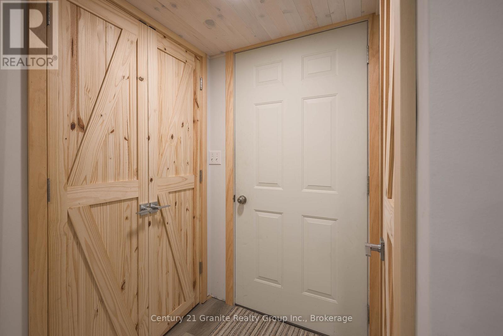 1283 WONDERLAND ROAD - 39