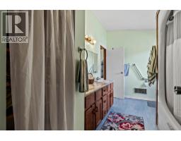 5pc Bathroom - 8572 Yellowhead Highway S, Little Fort, BC V0E2C0 Photo 12
