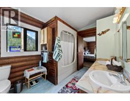 Kitchen - 8572 Yellowhead Highway S, Little Fort, BC V0E2C0 Photo 11