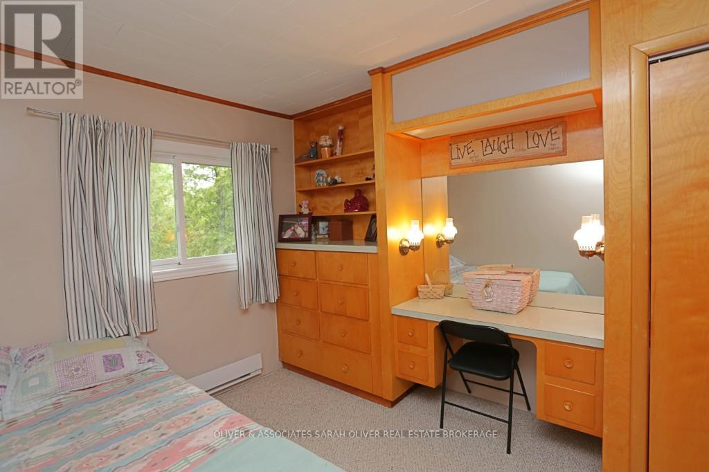 6386 VICTORIA AVENUE - 22
