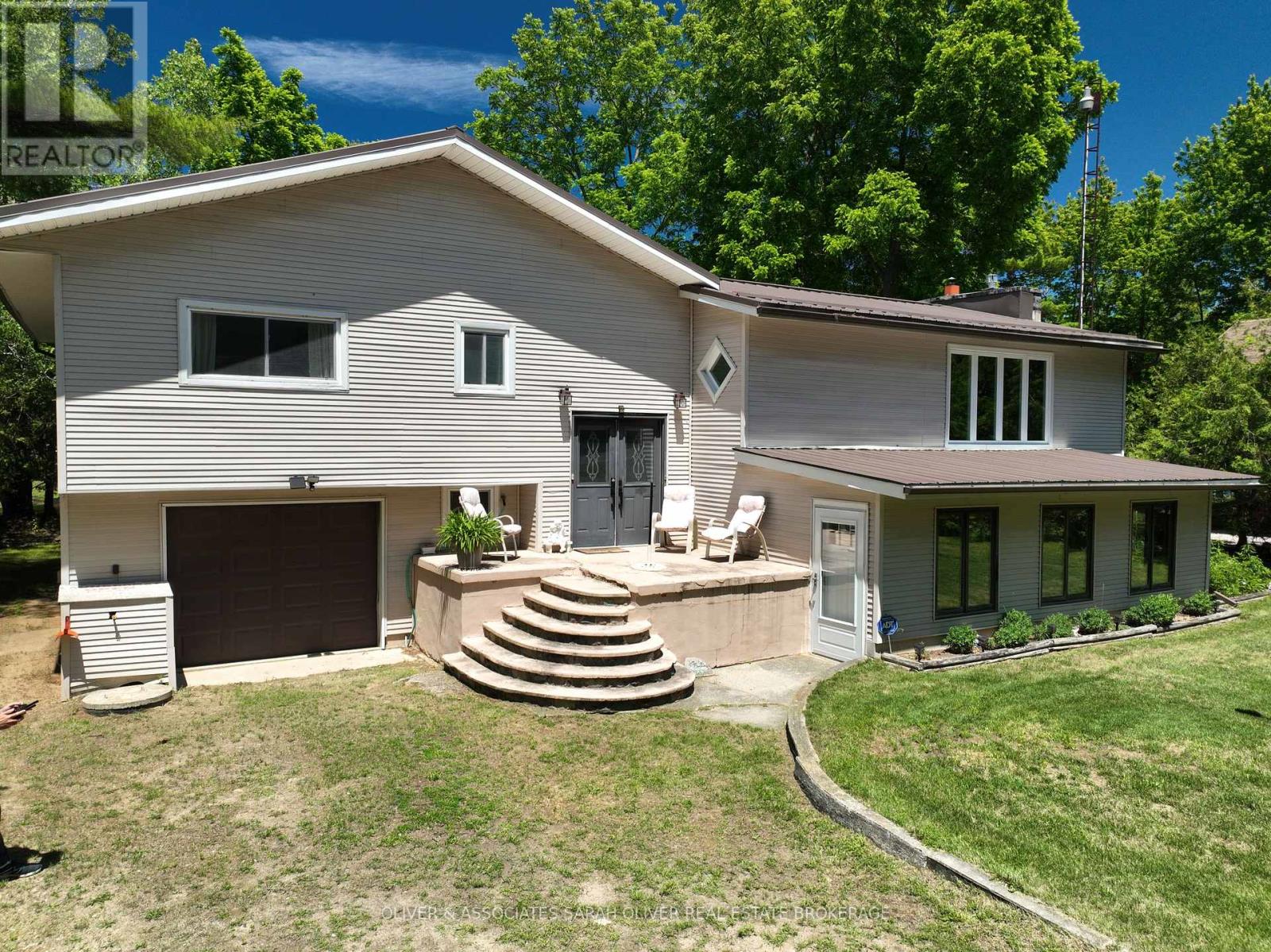 6386 VICTORIA AVENUE - 3