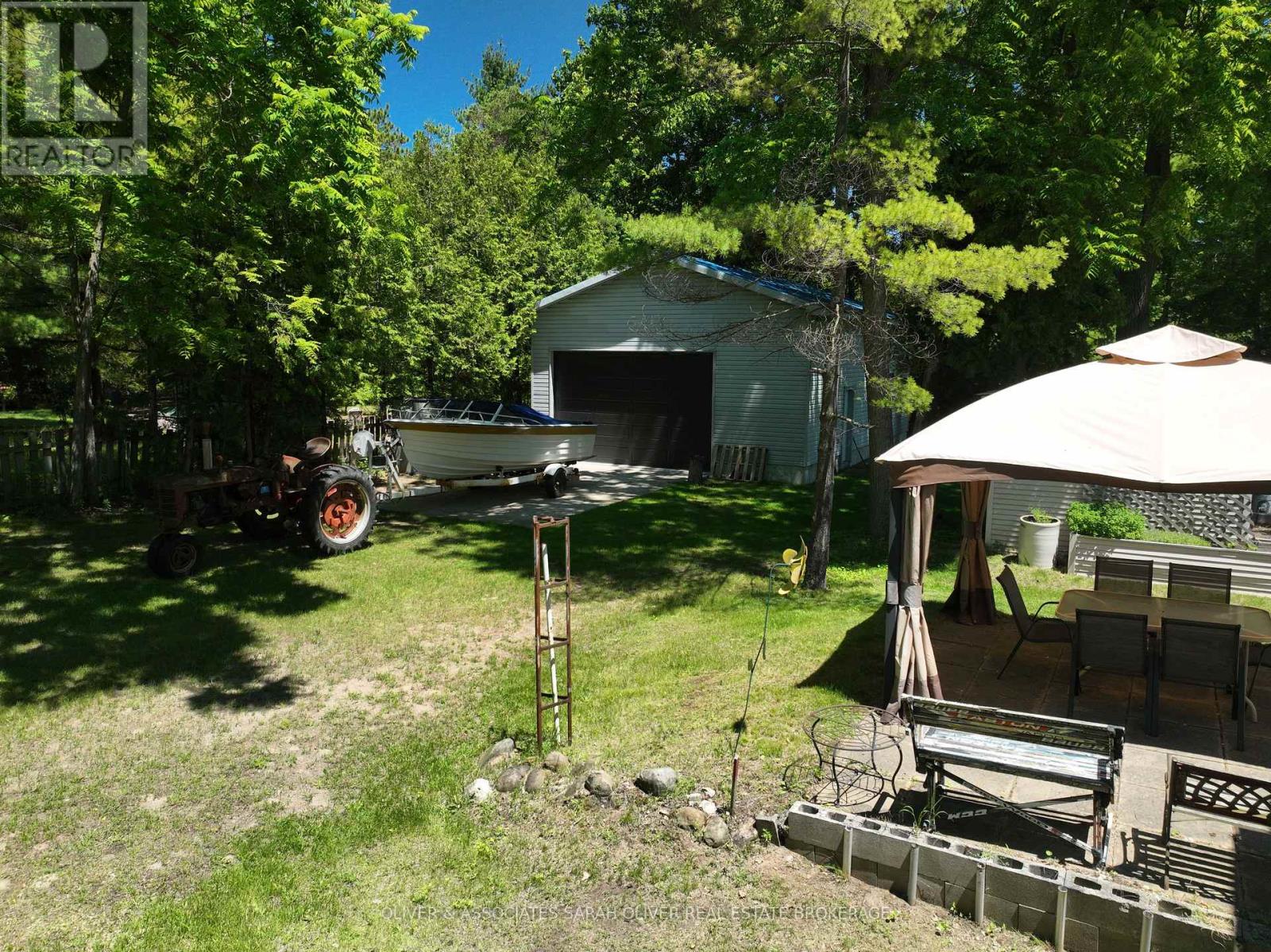 6386 VICTORIA AVENUE - 35