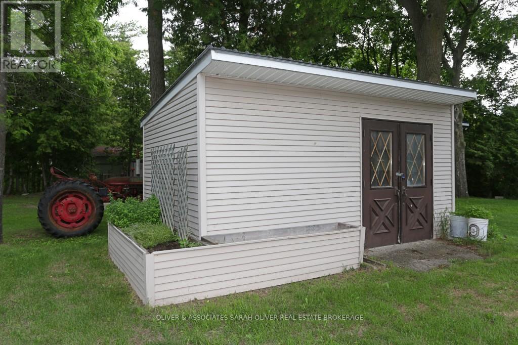 6386 VICTORIA AVENUE - 36