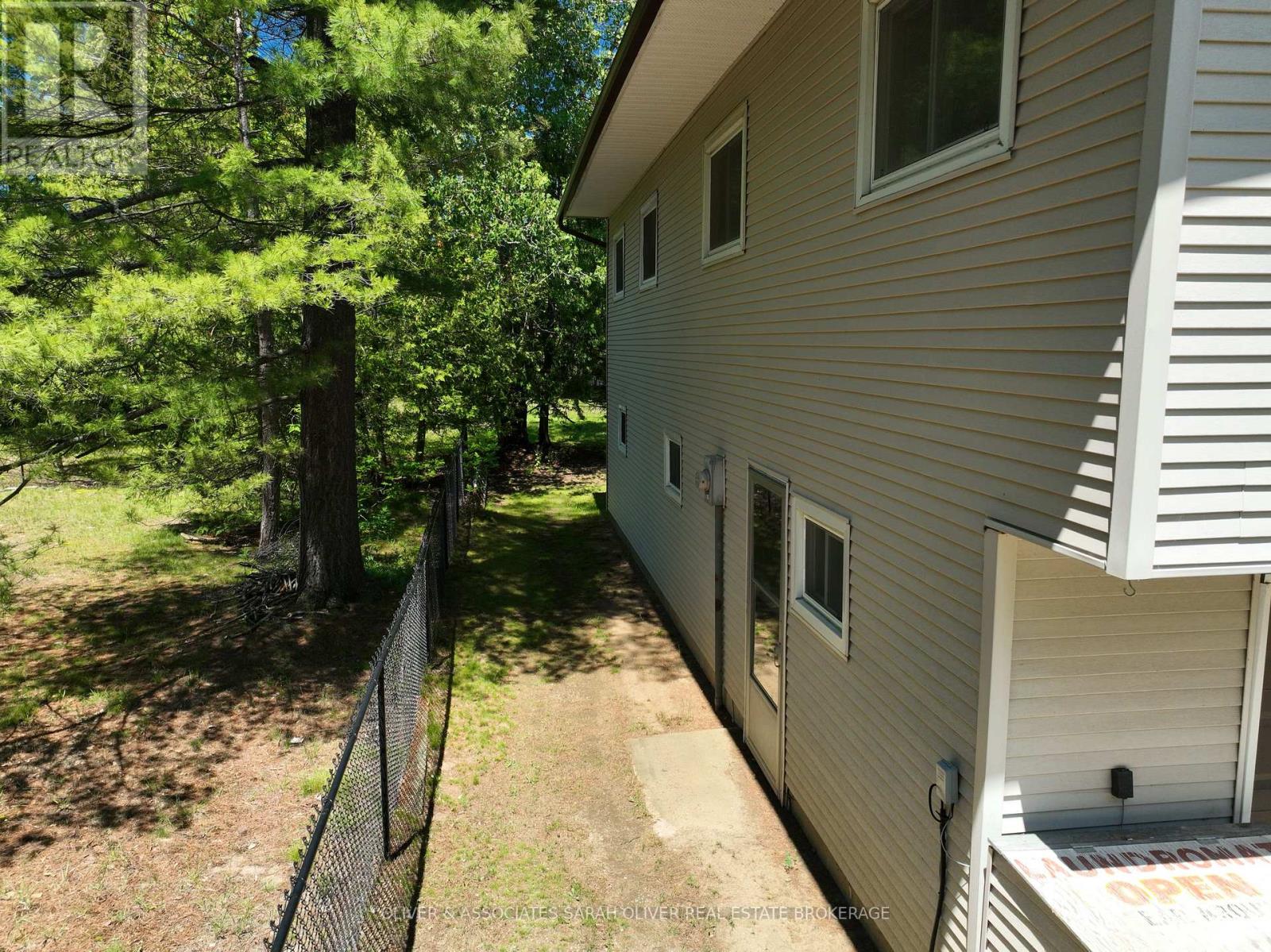 6386 VICTORIA AVENUE - 39