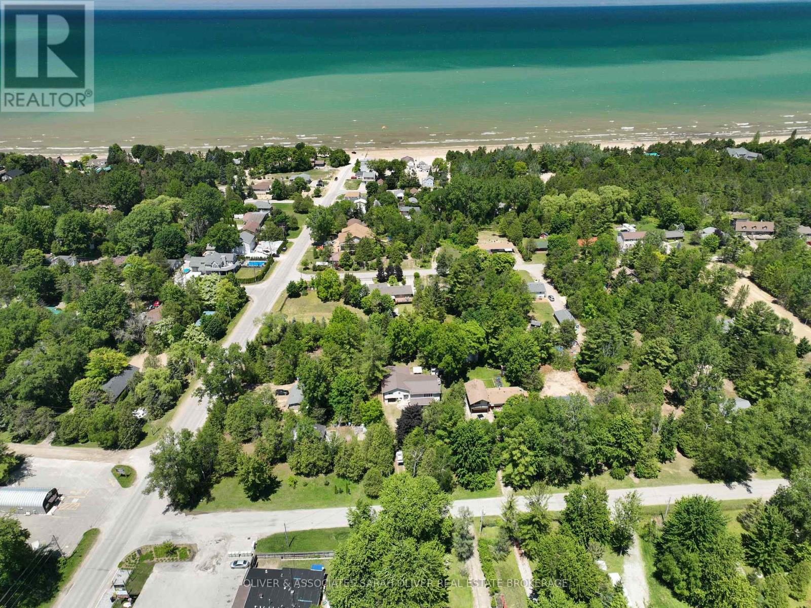 6386 VICTORIA AVENUE - 40