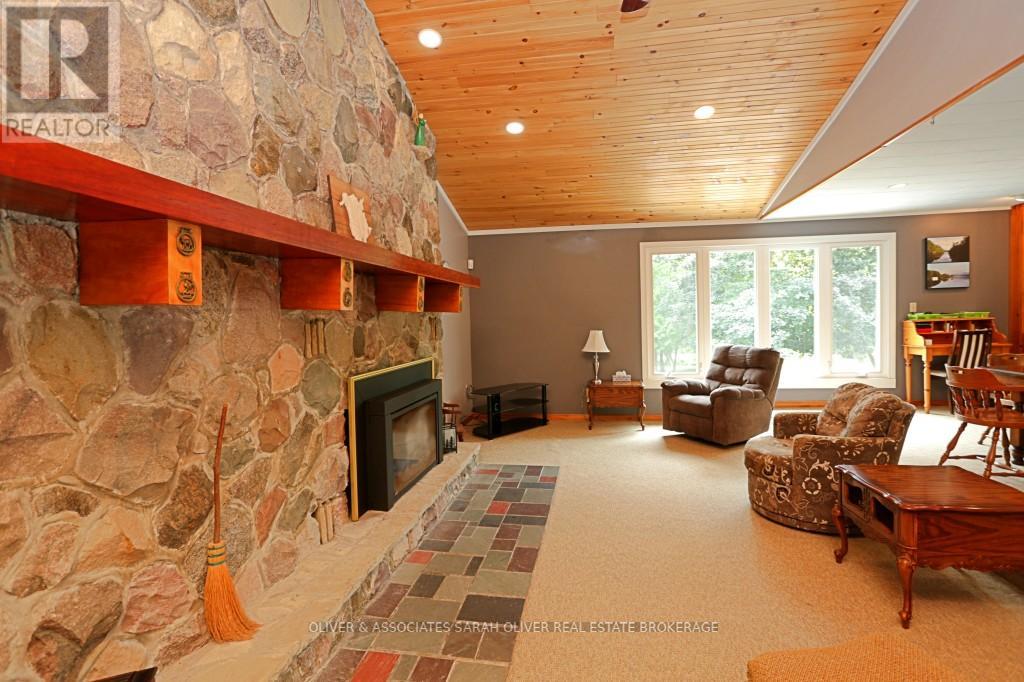 6386 VICTORIA AVENUE - 7
