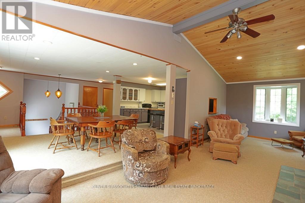 6386 VICTORIA AVENUE - 9