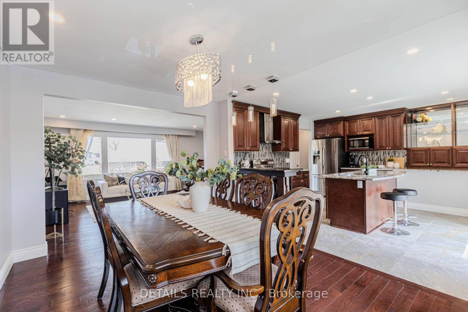7 KERRY CRESCENT - 13