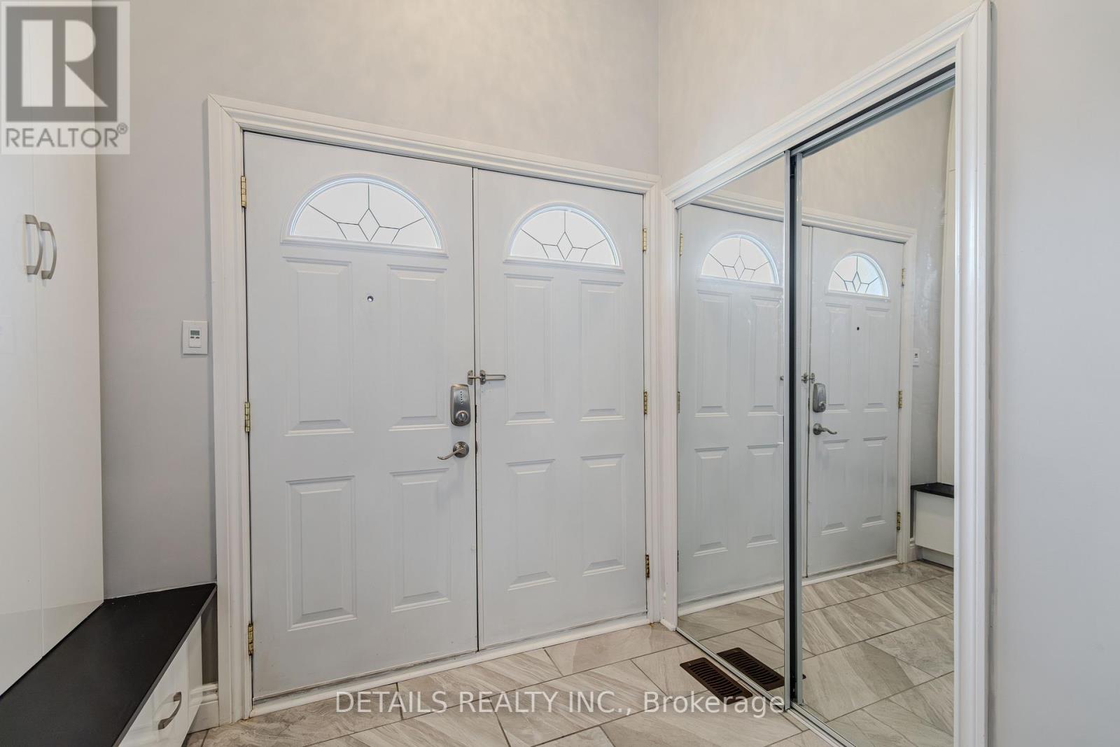 7 KERRY CRESCENT - 2