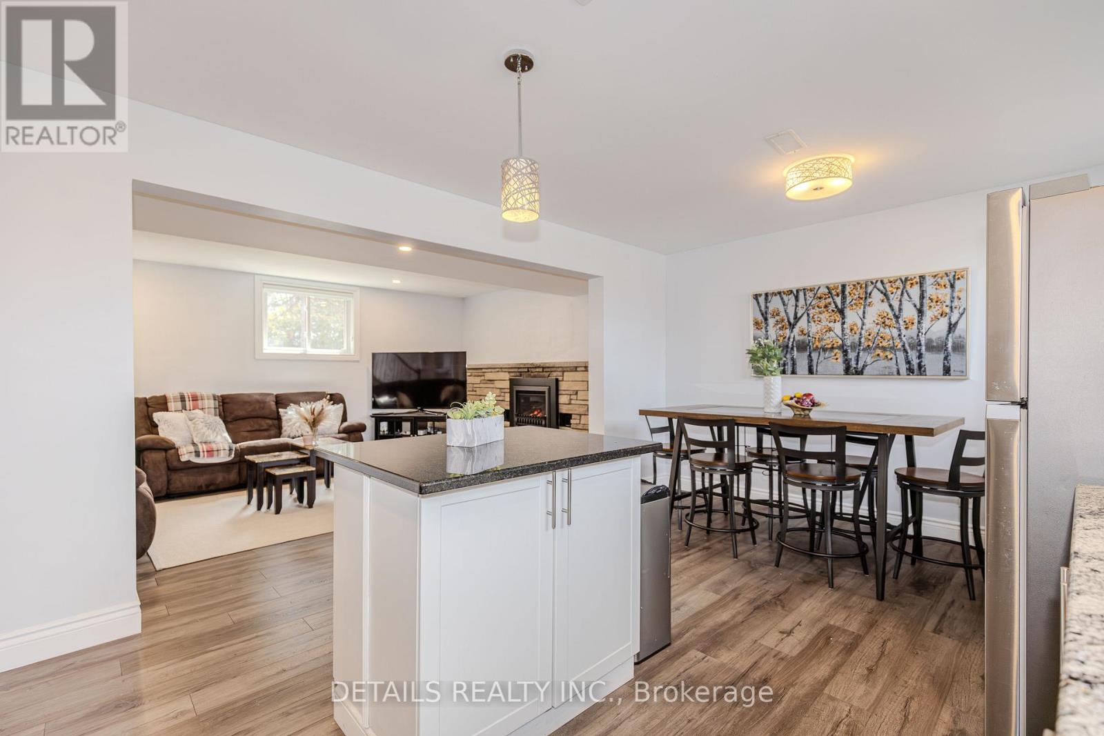 7 KERRY CRESCENT - 32