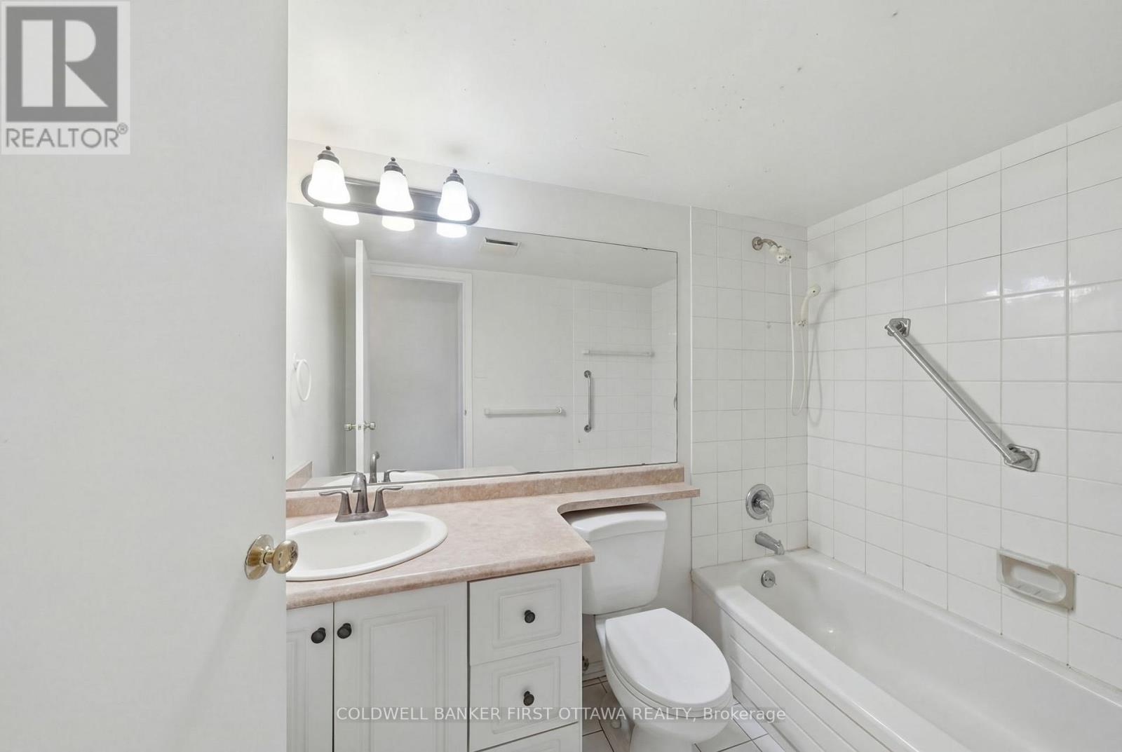 #402 222 GUIGUES AVENUE - 18