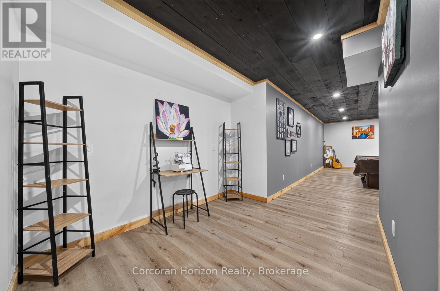 9 SILVER BIRCH CIRCLE N - 33