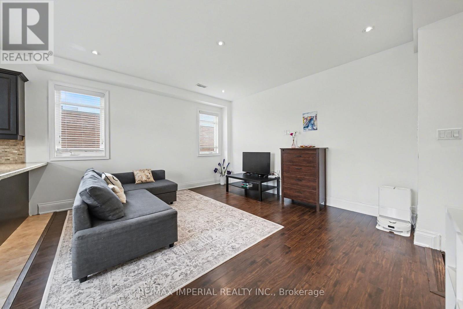#2 2964 ISLINGTON AVENUE - 4