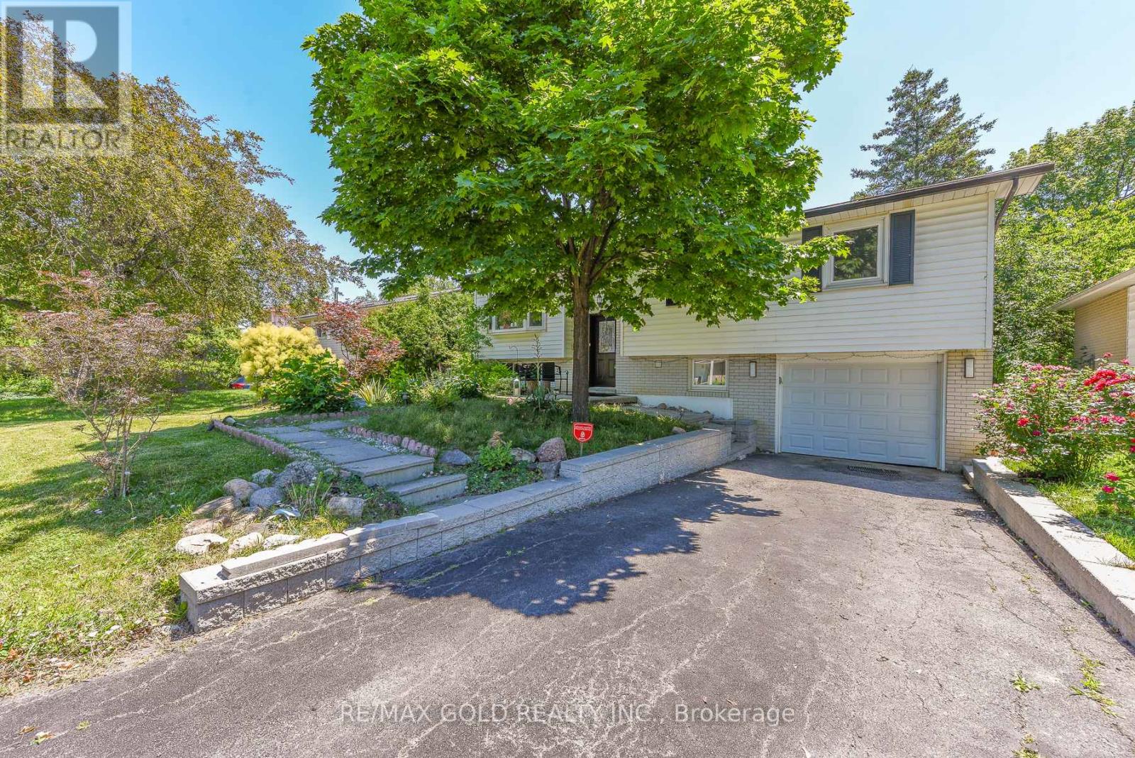 18 DRURY CRESCENT - 2