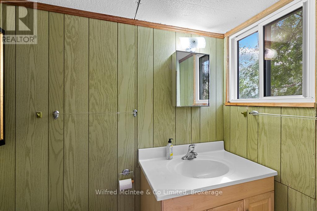 48 MAPLE DRIVE - 35
