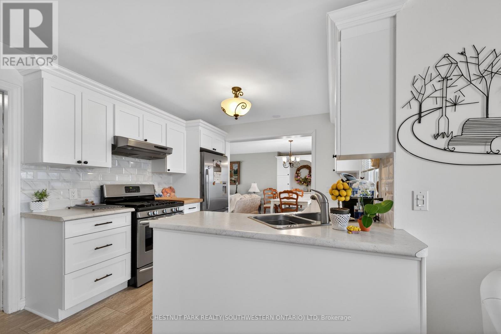 24 LAKESIDE PLACE E - 12