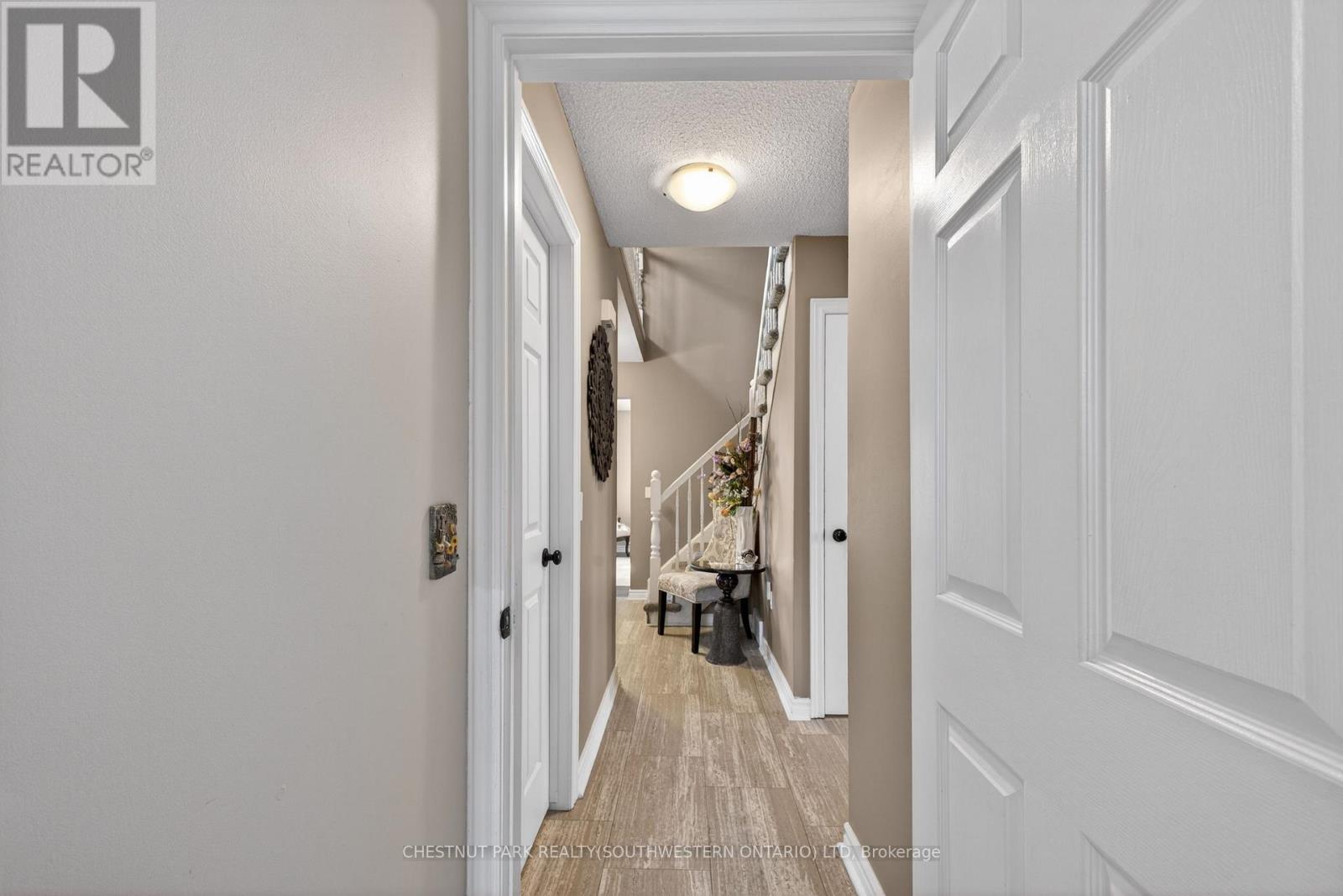 24 LAKESIDE PLACE E - 17