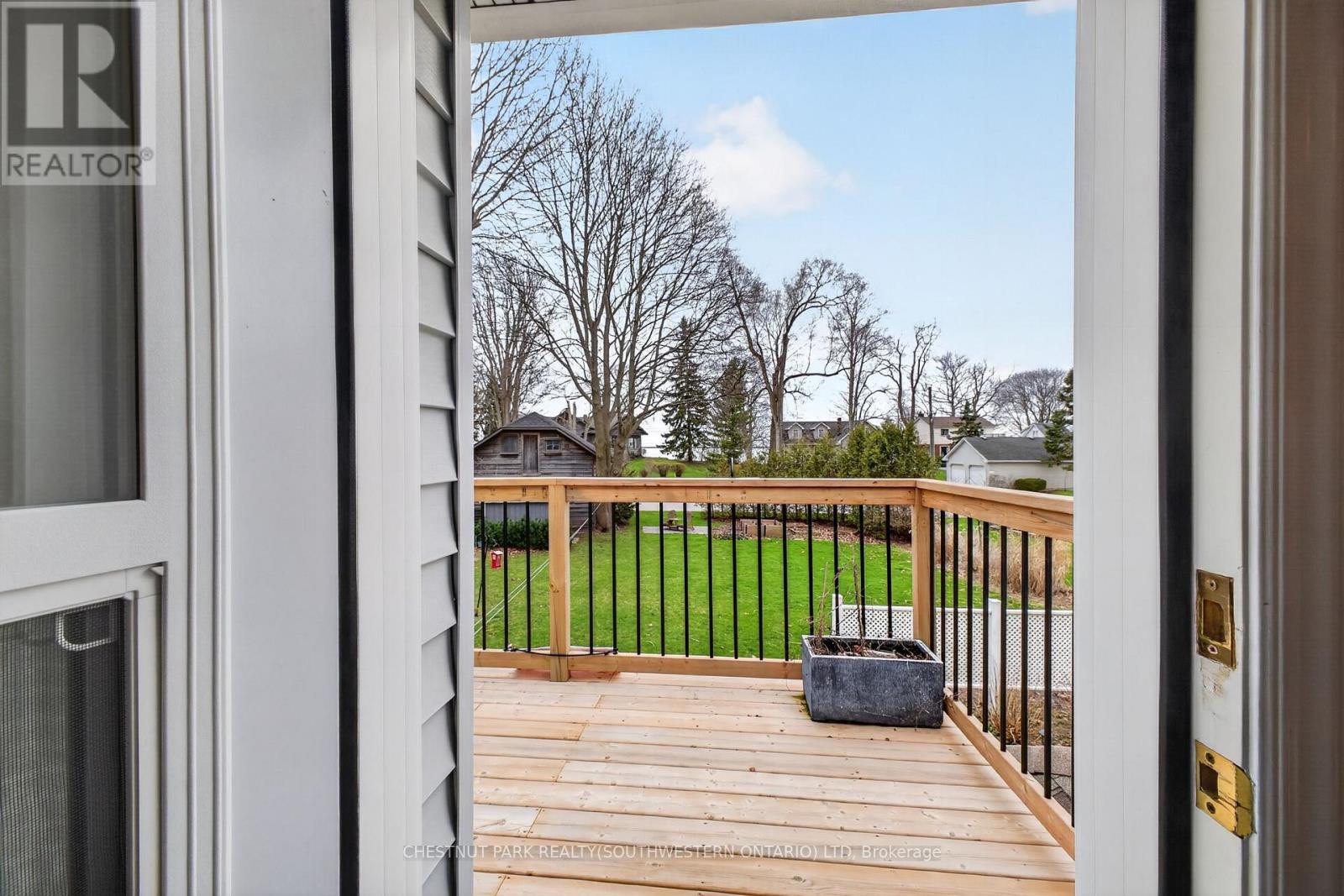 24 LAKESIDE PLACE E - 22