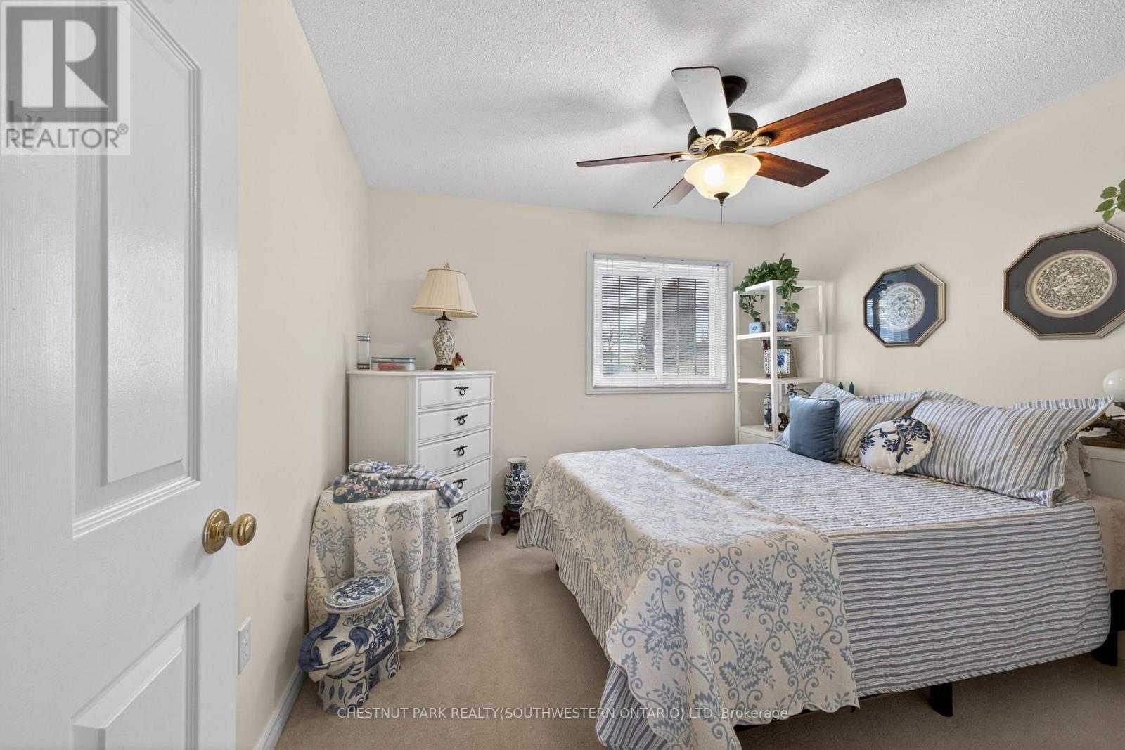 24 LAKESIDE PLACE E - 23
