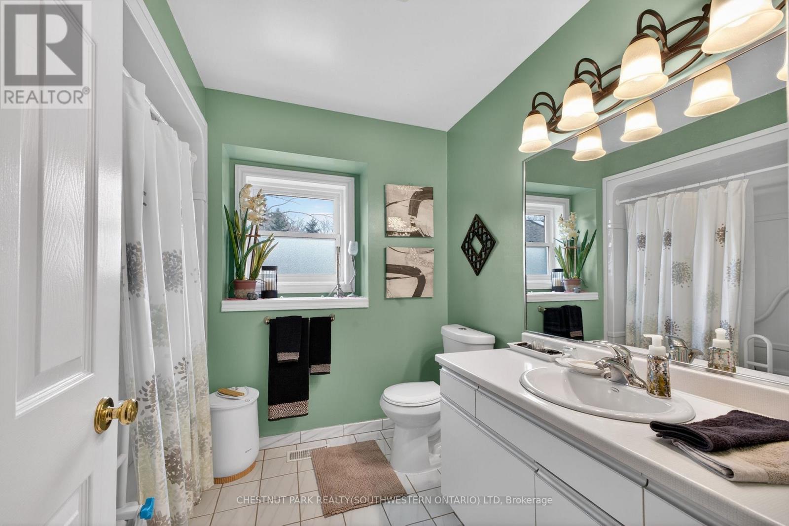 24 LAKESIDE PLACE E - 25