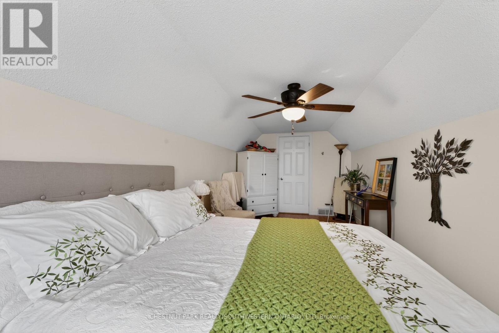 24 LAKESIDE PLACE E - 28