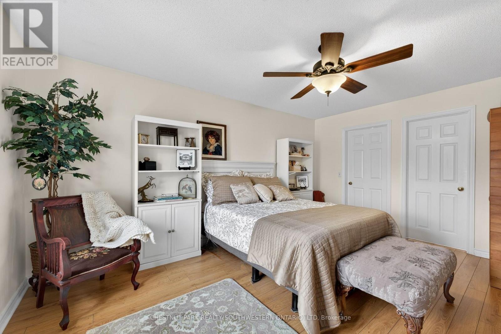 24 LAKESIDE PLACE E - 31