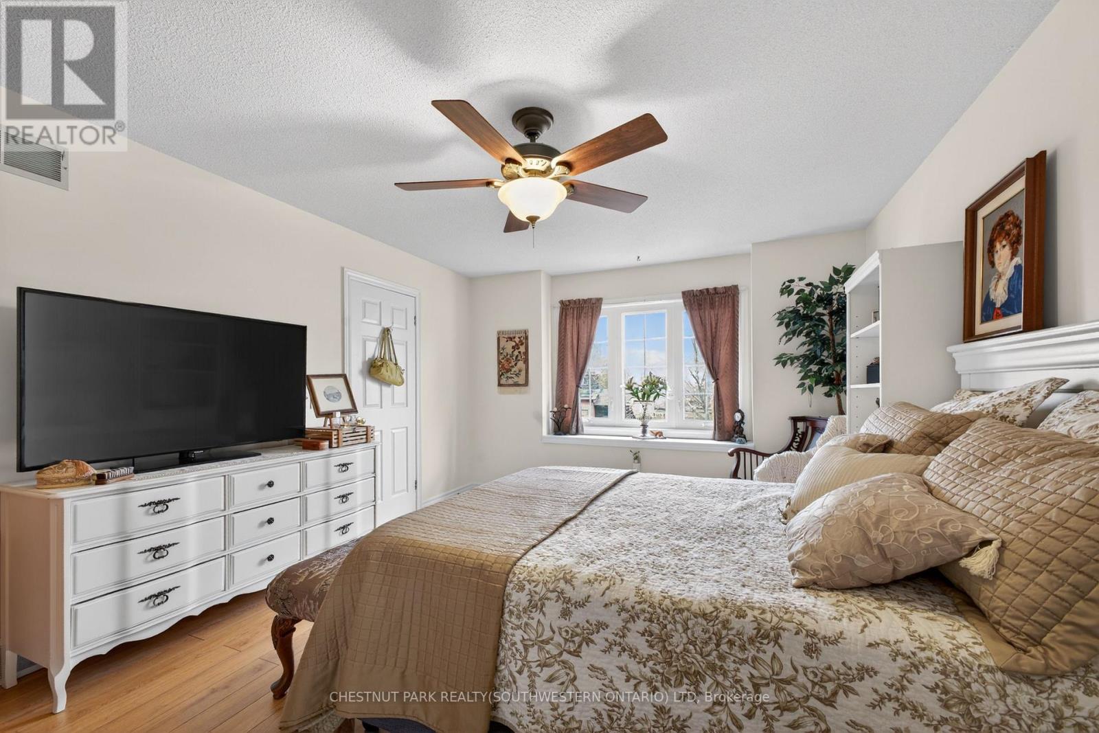 24 LAKESIDE PLACE E - 32