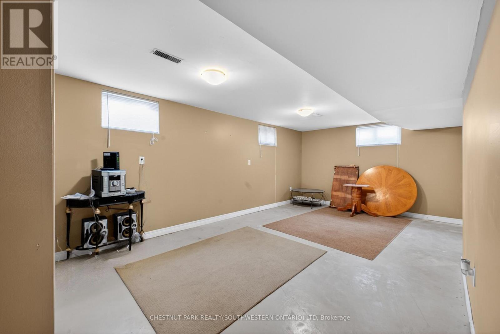 24 LAKESIDE PLACE E - 36