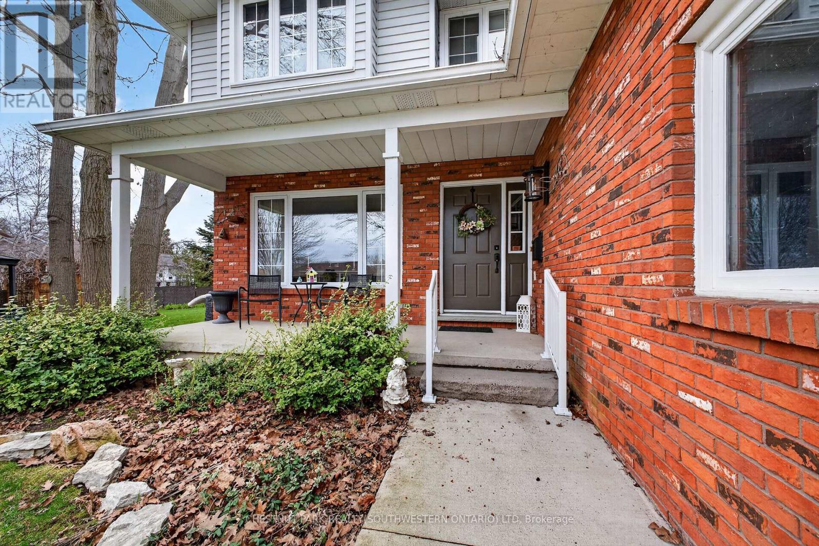 24 LAKESIDE PLACE E - 5