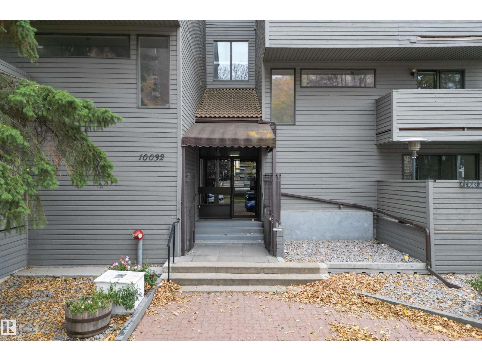 #1 10032 113 ST NW - 21