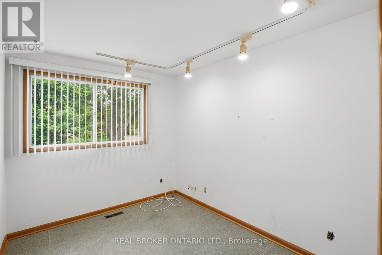 23 KINGS GRANT ROAD - 18