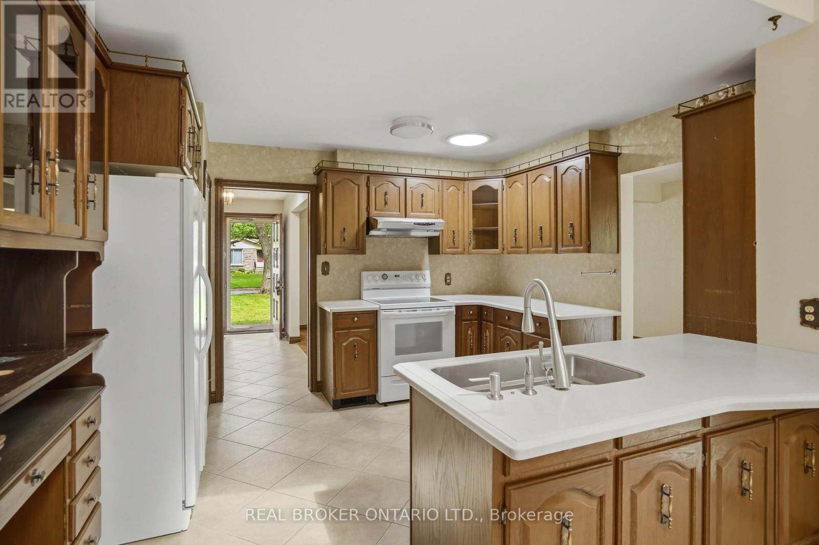 23 KINGS GRANT ROAD - 8