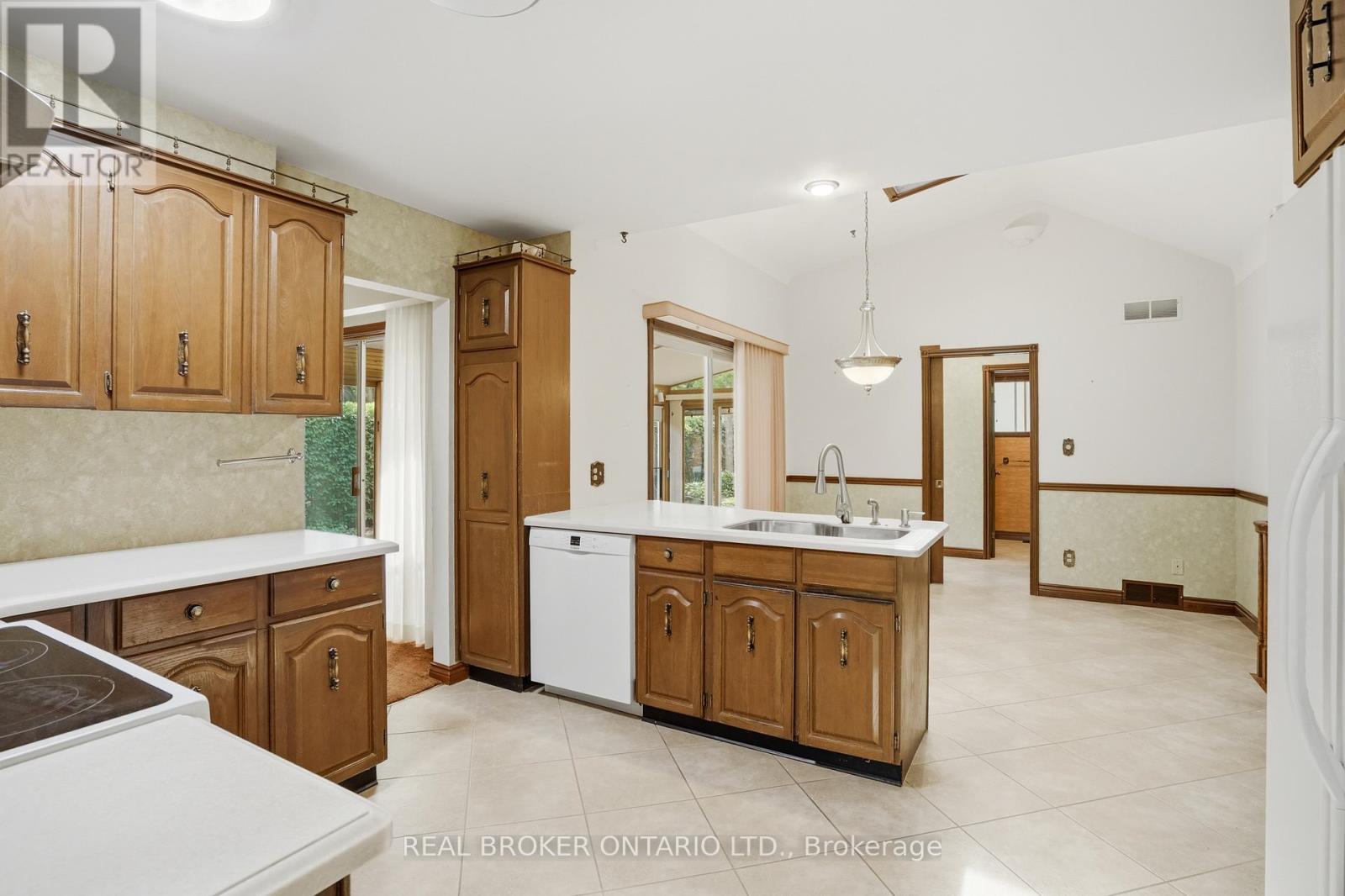23 KINGS GRANT ROAD - 9