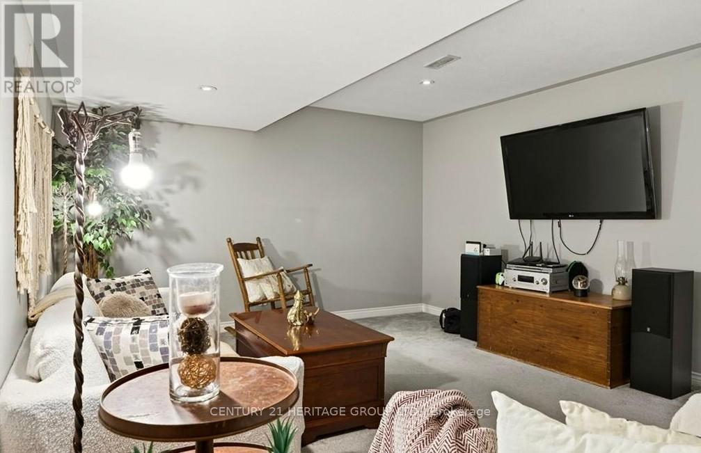 67 MACNEIL COURT - 31