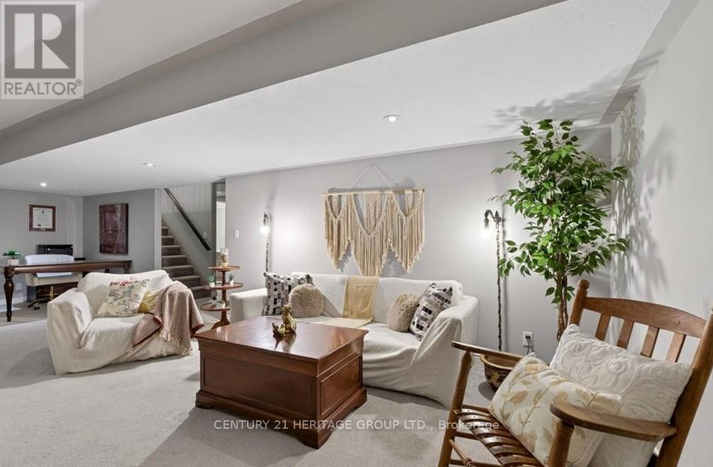 67 MACNEIL COURT - 32