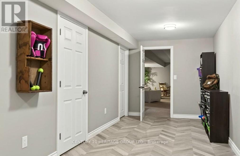 67 MACNEIL COURT - 46