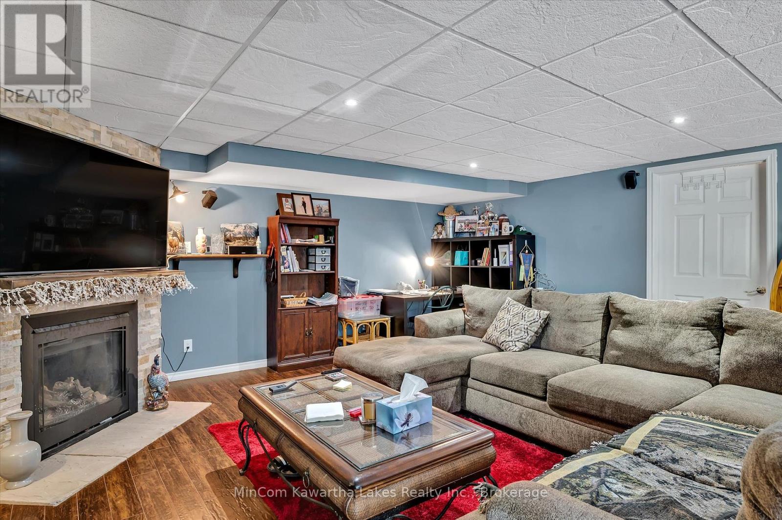 2 PEACE CRESCENT - 32