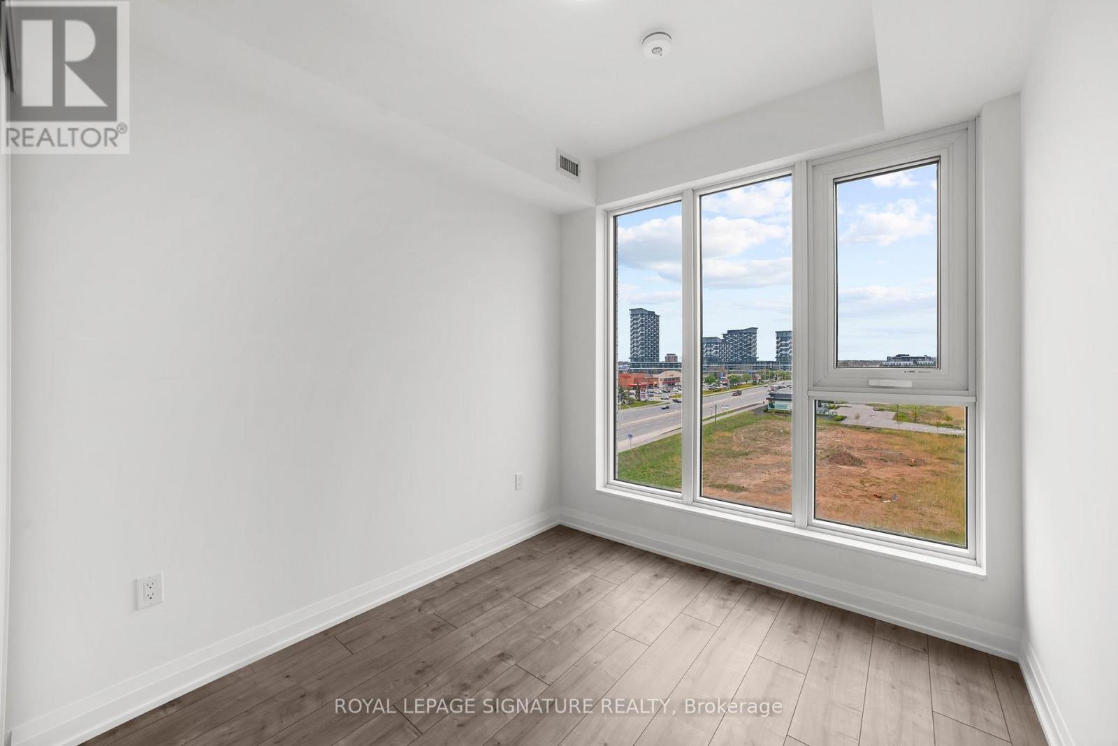 #716 412 SILVER MAPLE ROAD - 23