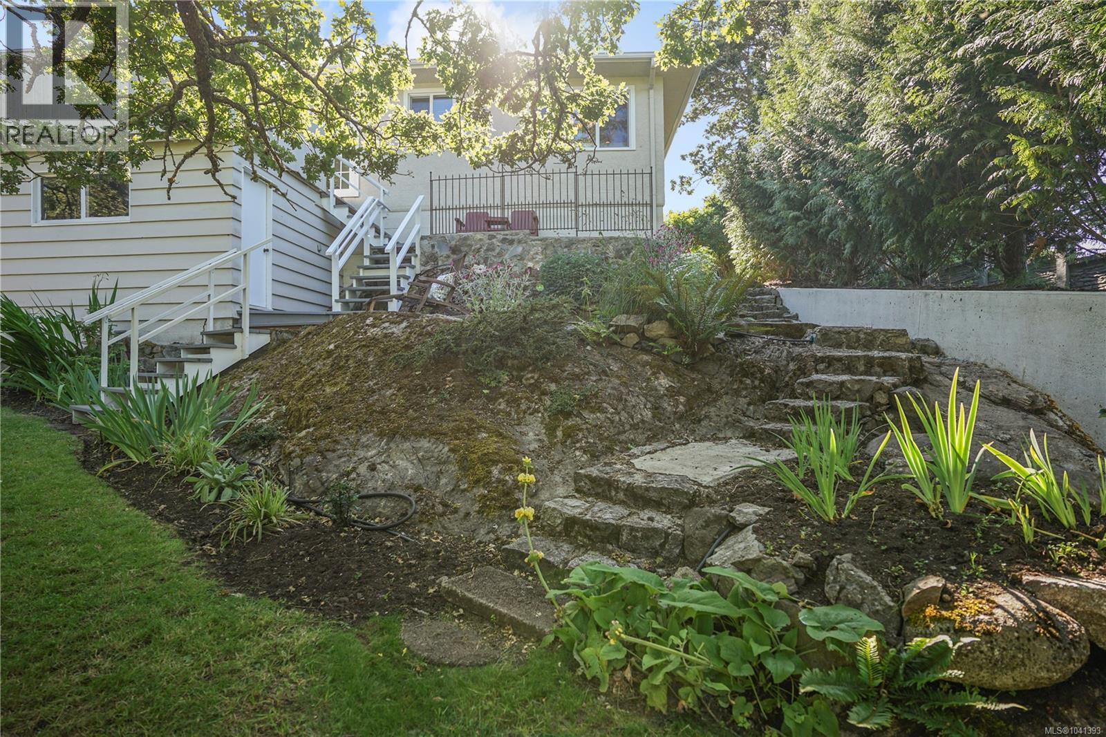 1697 Yale St - 26